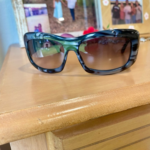 Wavy 🌊GUCCI GG rhinestone Sunglasses with case EUC - Picture 10 of 14